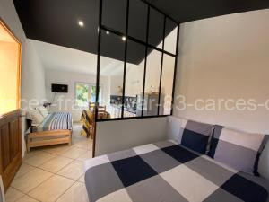 Studio avec une belle terrasse Pour les amoureux à Carcès