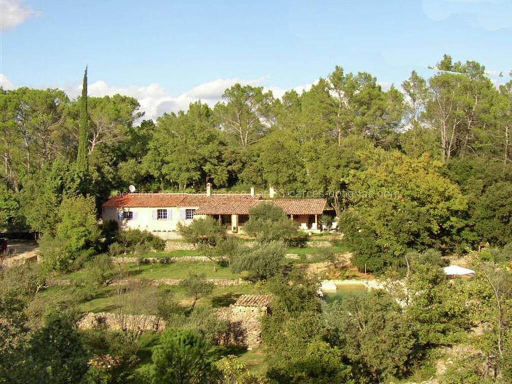 Photo de Tranquil holiday home in Carcès with private pool
