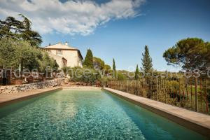 Historic Bastide Near Thoronet Abbey à Carcès